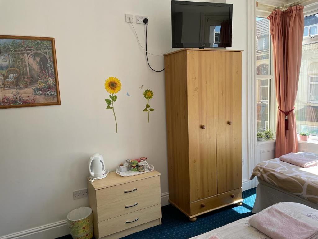 The Blue Moon Bed & Breakfast Blackpool Eksteriør bilde