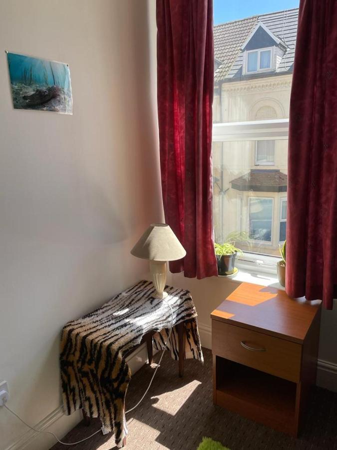 The Blue Moon Bed & Breakfast Blackpool Eksteriør bilde